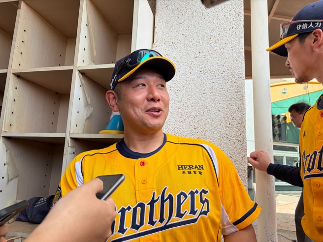 中信兄弟一軍打擊教練西田明央。(張沛嘉攝)