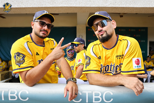 中信兄弟洋投羅戈、勝騎士。(中信兄弟提供)