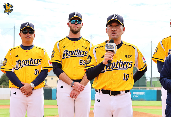 中信兄弟開訓典禮，總教練平野惠一(右一)致詞。(中信兄弟提供)