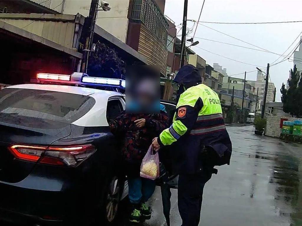七旬婦雨中受困街頭發抖 平鎮警救援助返家