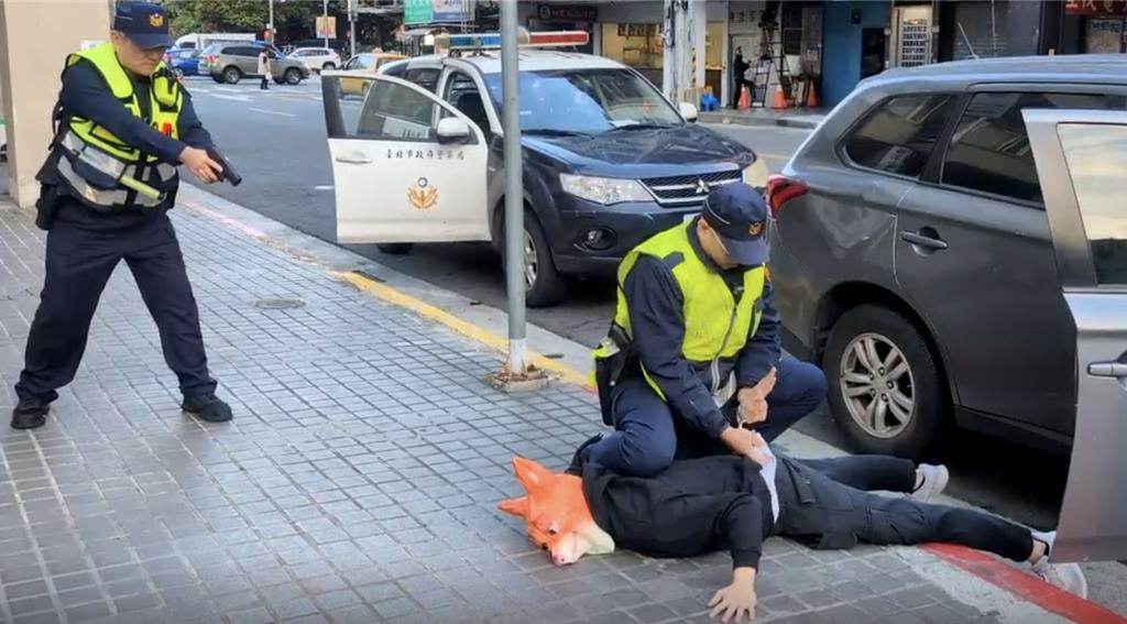 狐狸、樹懶持槍搶銀行? 萬華警KUSO「動物方程式」演練防搶