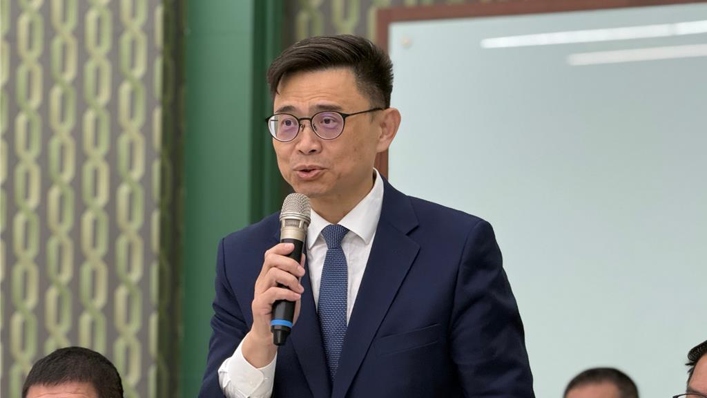 民進黨高雄市長參選人、立委賴瑞隆今（3）日狠酸，到現在未看見國民黨高雄市長參選人、立委柯志恩提出任何具體政見，更喊話藍白別再擋中央總預算。（柯宗緯攝）