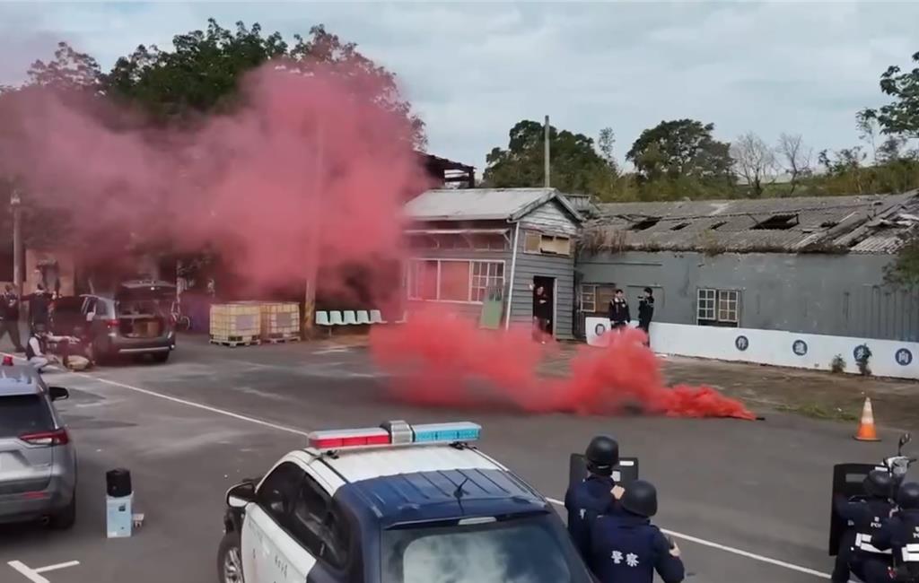 林口警攔截圍捕演練超逼真 煙霧彈、無人機上陣如電影場景