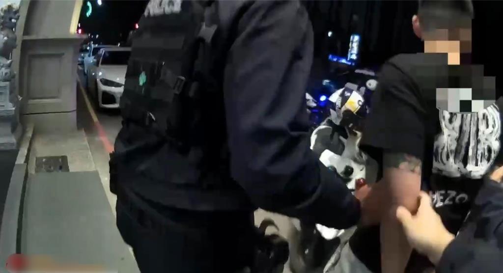 高雄4酒客街頭喧嘩擾民 警全帶回警局意外逮通緝犯