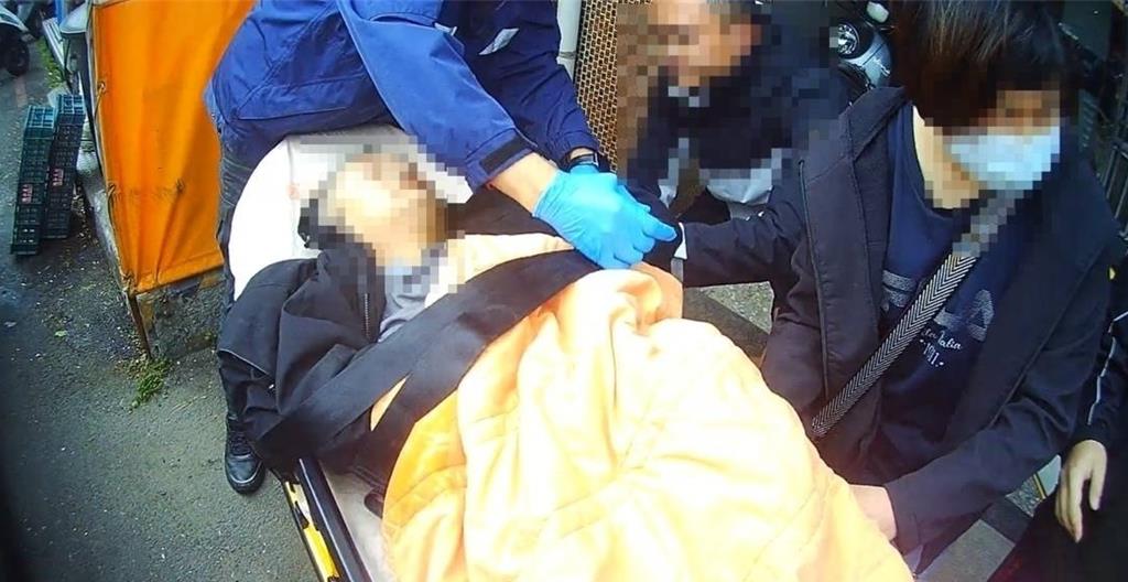 消防魂上身!嘉義市菜鳥警休假 及時搶救癲癇發作男