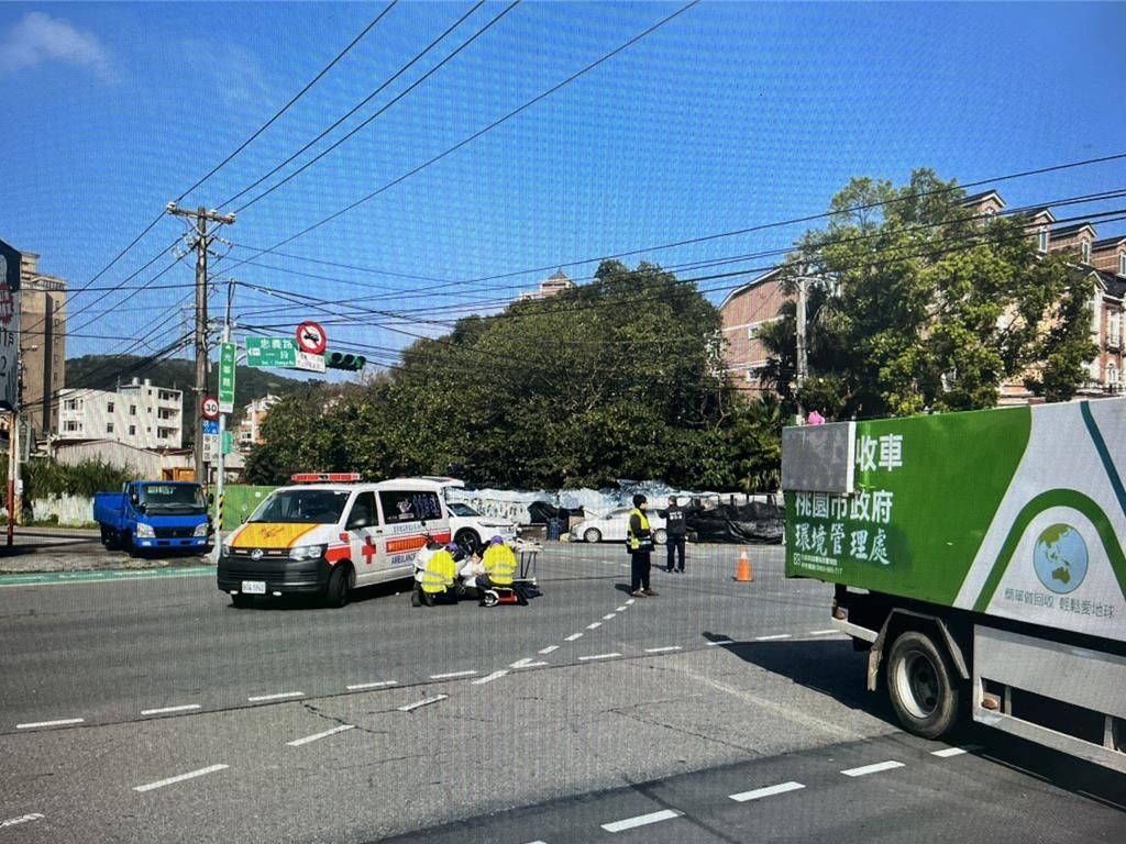 桃園龜山回收車擦撞機車! 53歲女騎士手擦傷送醫