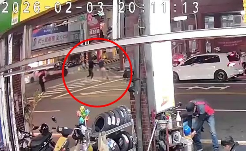 快訊》台南爆隨機殺人!過馬路遭歹徒持刀猛刺 3人濺血