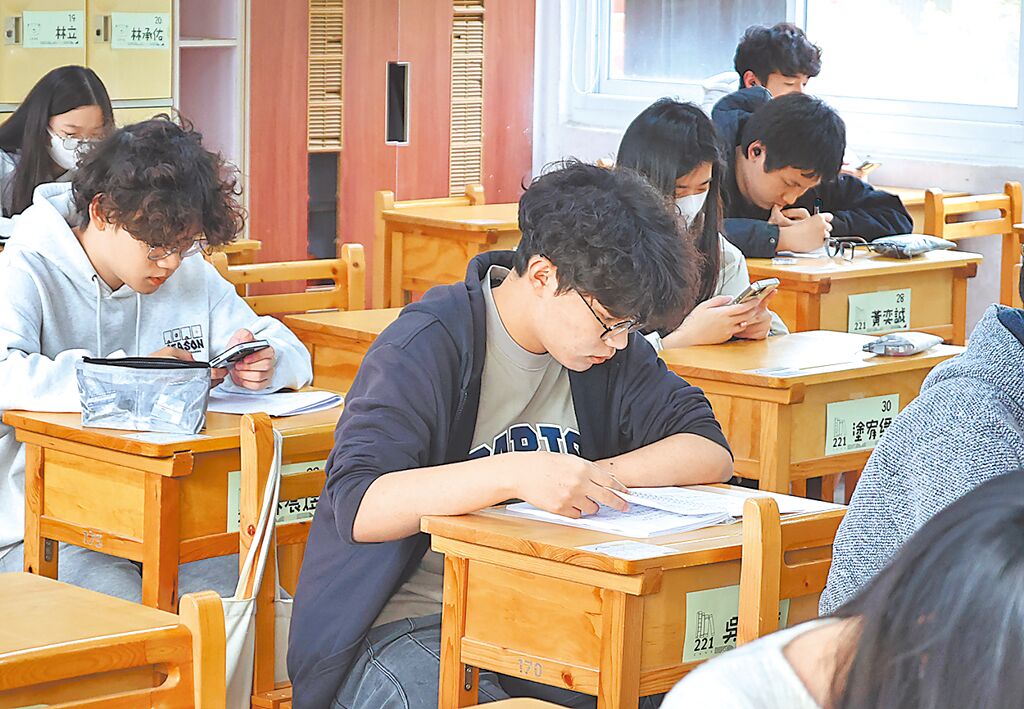 送孩子進私校?他嘆「公立學校只剩窮人、8+9」 兩派網論戰