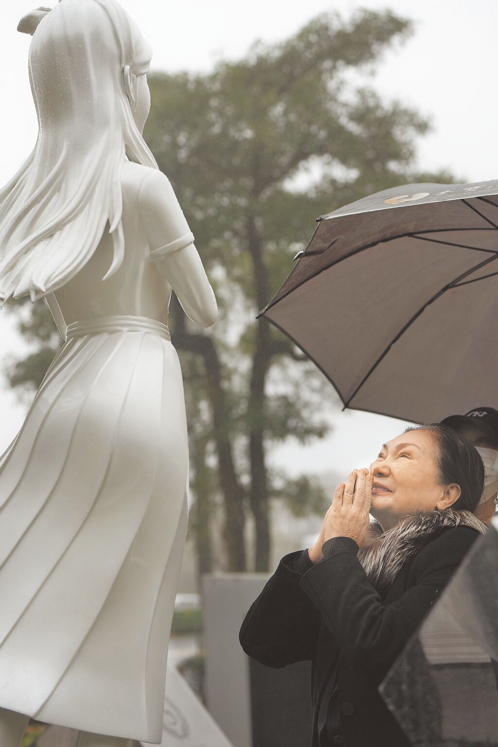 [新聞] 大S雕像揭幕 S媽哭喊「妳重生了」 - 八卦 - PTT.BEST 批踢踢爆文