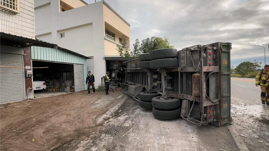 影》拖板車清晨失控衝撞民宅!36歲駕駛「拋出車外」慘死