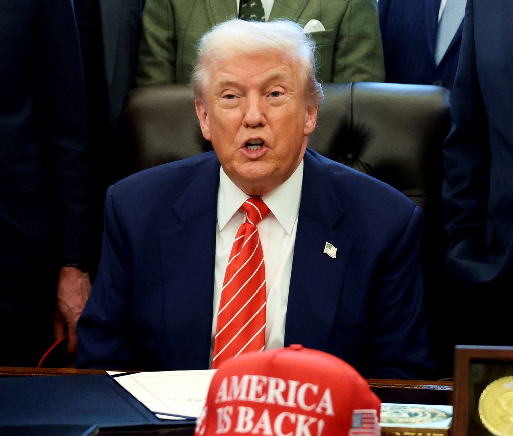 伊朗無人機逼近美航母遭擊落 川普:他們不想再嚐「午夜重錘」