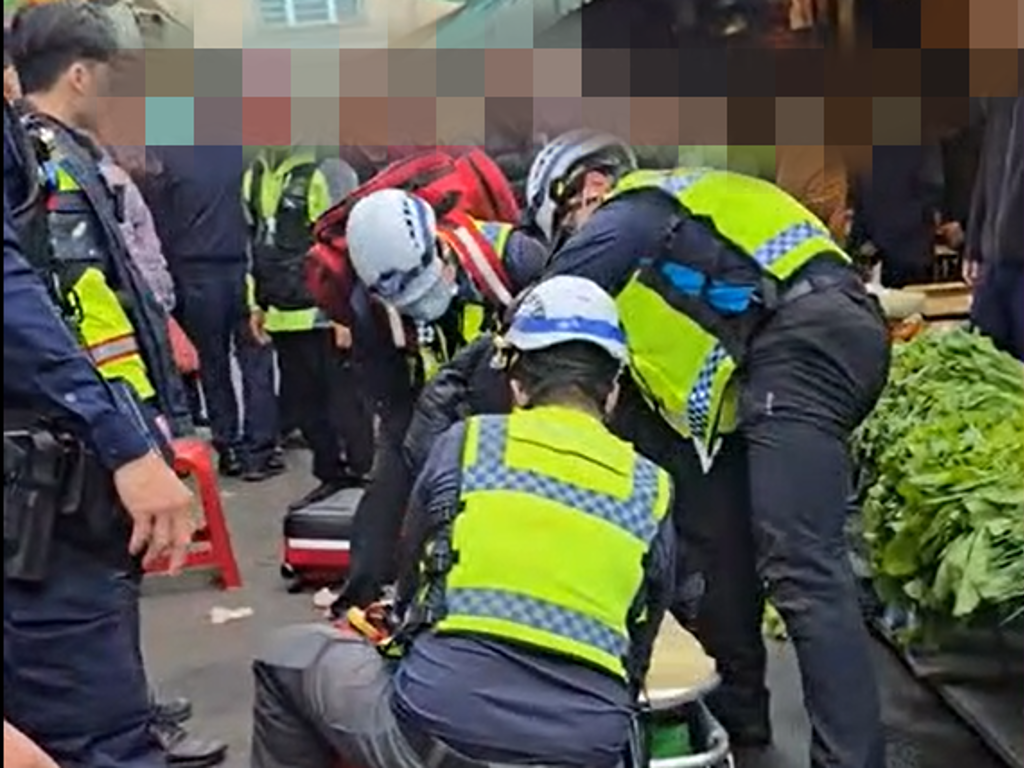 苗栗男砍警中彈倒地!民眾見他上擔架怒嗆:救他幹嘛