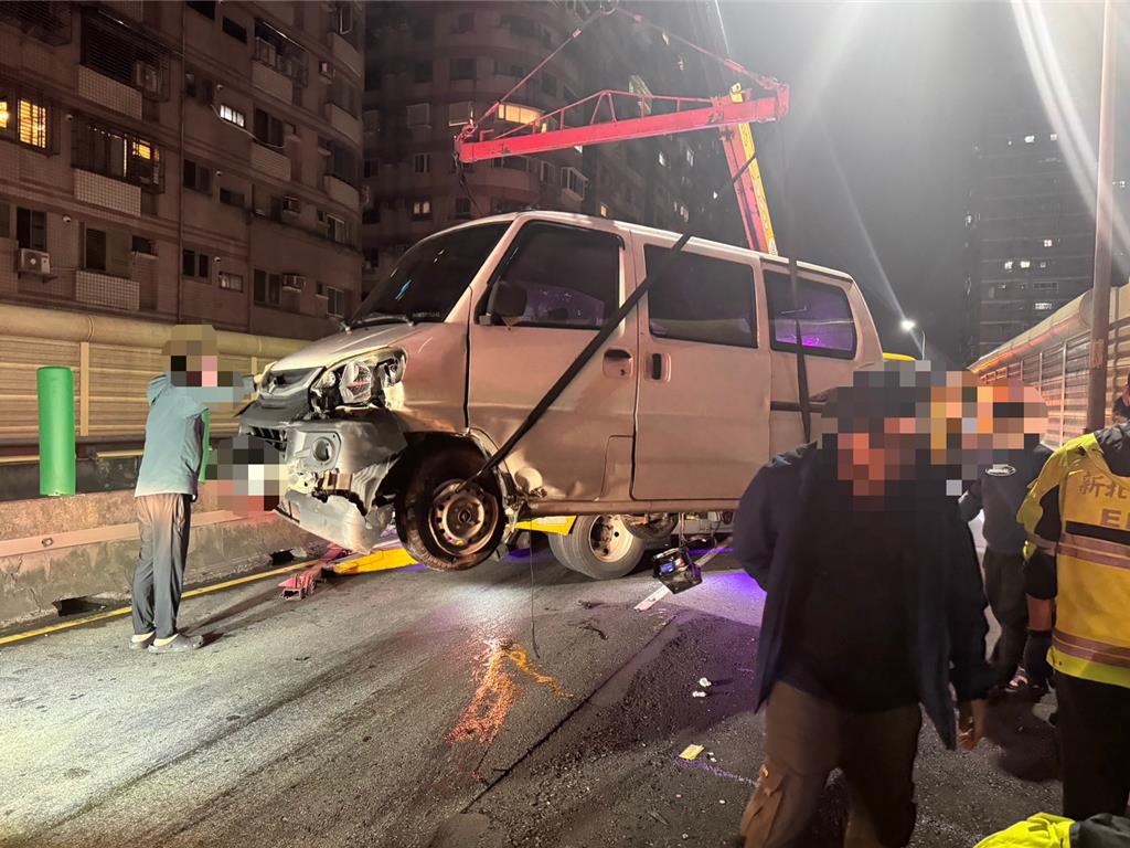三重區台一高架道路3日晚間發生一起車禍。一輛黑色BMW轎車往新莊方向行駛時，擦撞前方白色小客貨車。（警方提供）