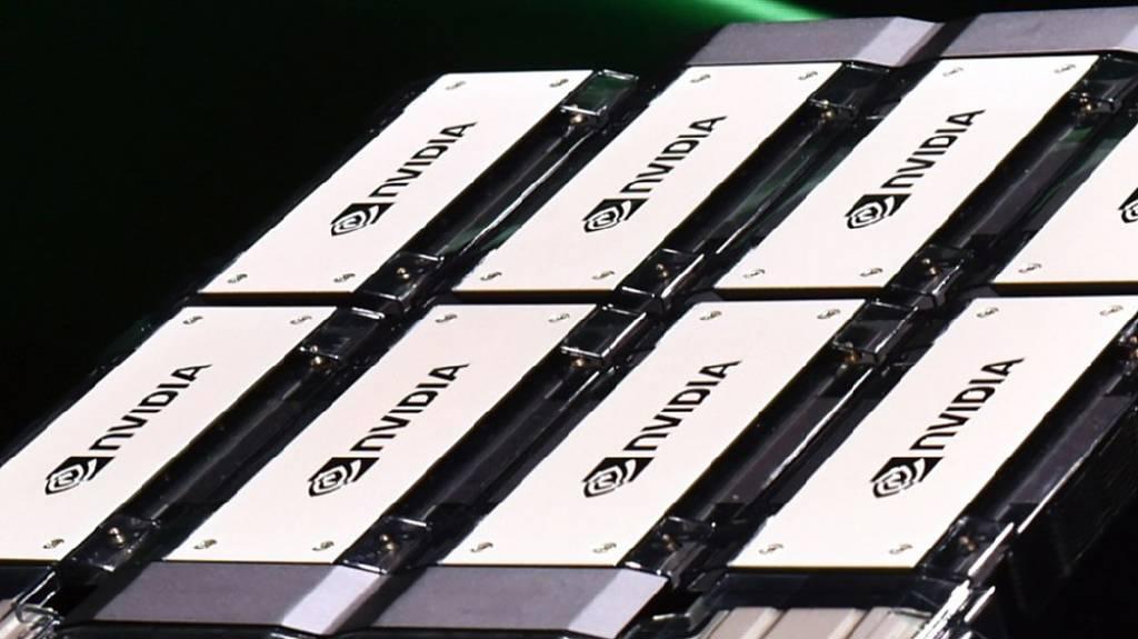 黃仁勳頭痛!H200晶片輸中又卡關 傳美國安全審查還沒過