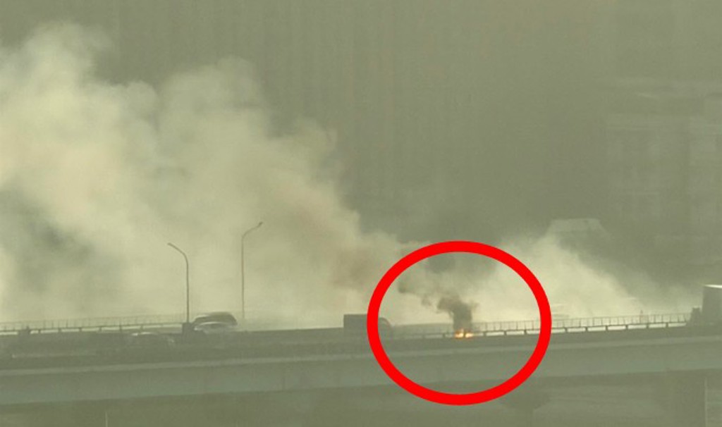 快訊》浮洲橋電動機車自摔起火 往樹林方向車道封閉搶救