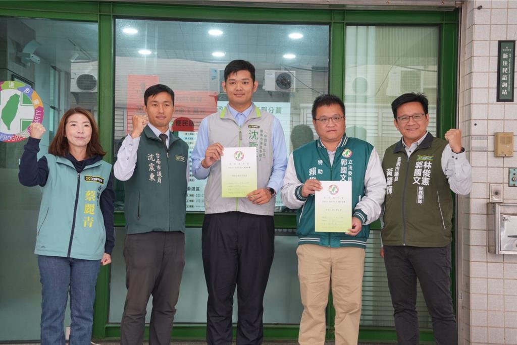 民進黨南市議員提名作業首日 36人領表 2人完成登記