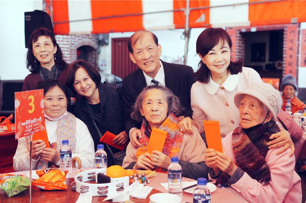 不只治病也陪伴 中國附醫邀偏鄉長輩圍爐聽音樂