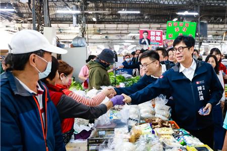 陳其邁清晨巡訪果菜市場關心農產供應