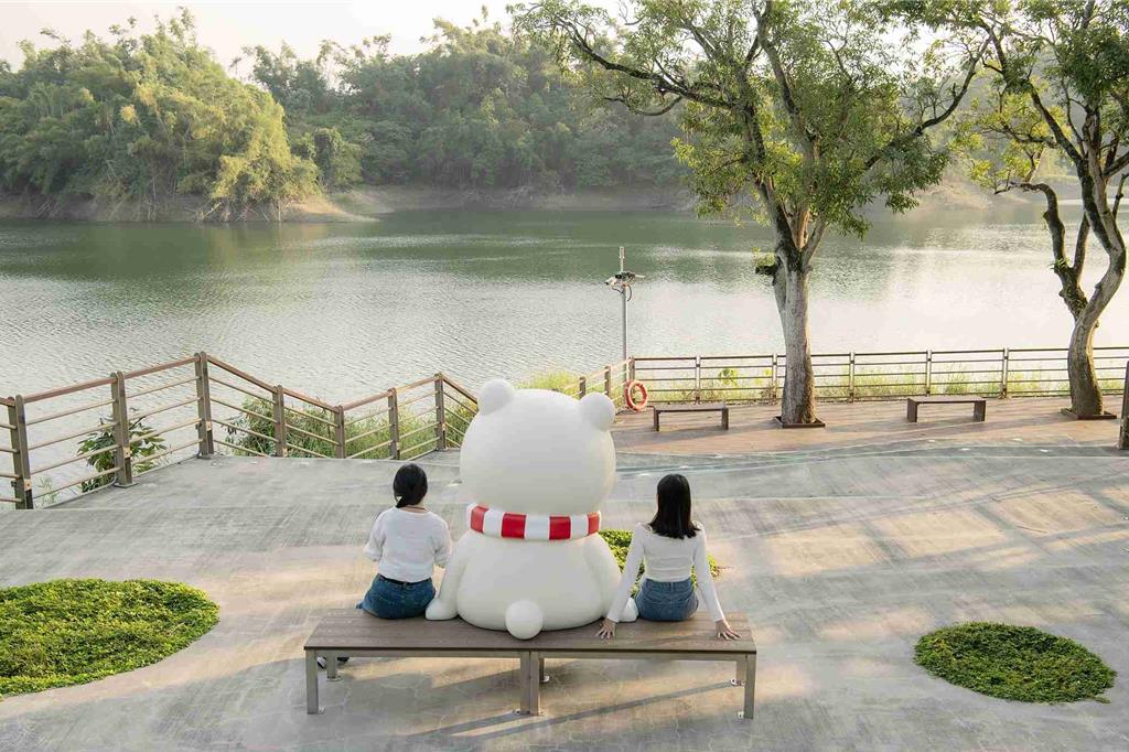 蘭潭姊妹亭大型裝置藝術「大白熊」繼續陪伴大家。(嘉義市政府提供／呂妍庭嘉義傳真)