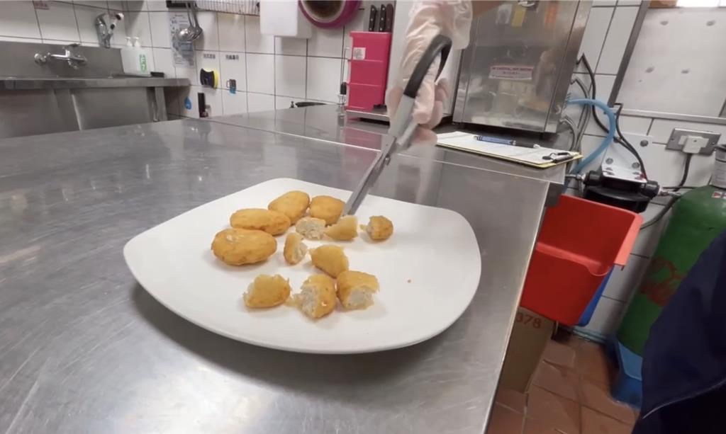 摩斯漢堡雞塊驚見「捲毛異物」 高市衛生局稽查 追溯源頭