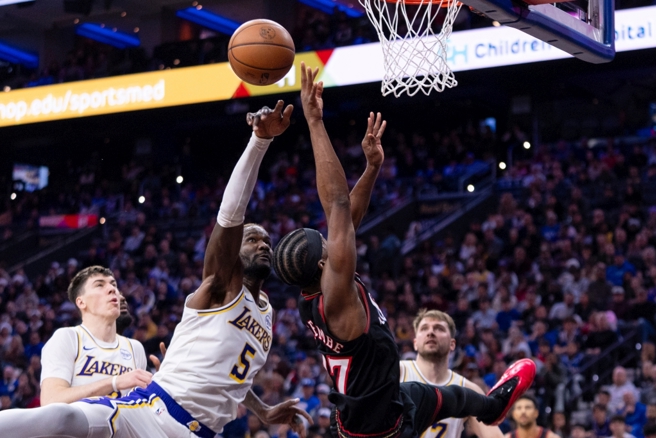 湖人Deandre Ayton與76人VJ Edgecombe搶球（美聯社資料照）