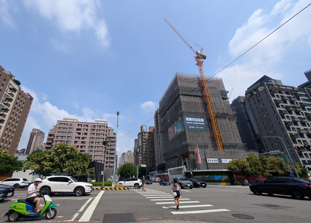 統計六都與內政部資料，六都2025年家戶購屋比全數下滑。(房市示意圖/葉思含攝)