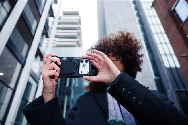 徠卡LUX iPhone 17 Pro與Pro Max專用手機殼,3250元。可與徠卡LUX手柄快速穩固結合。(圖/CASETiFY)