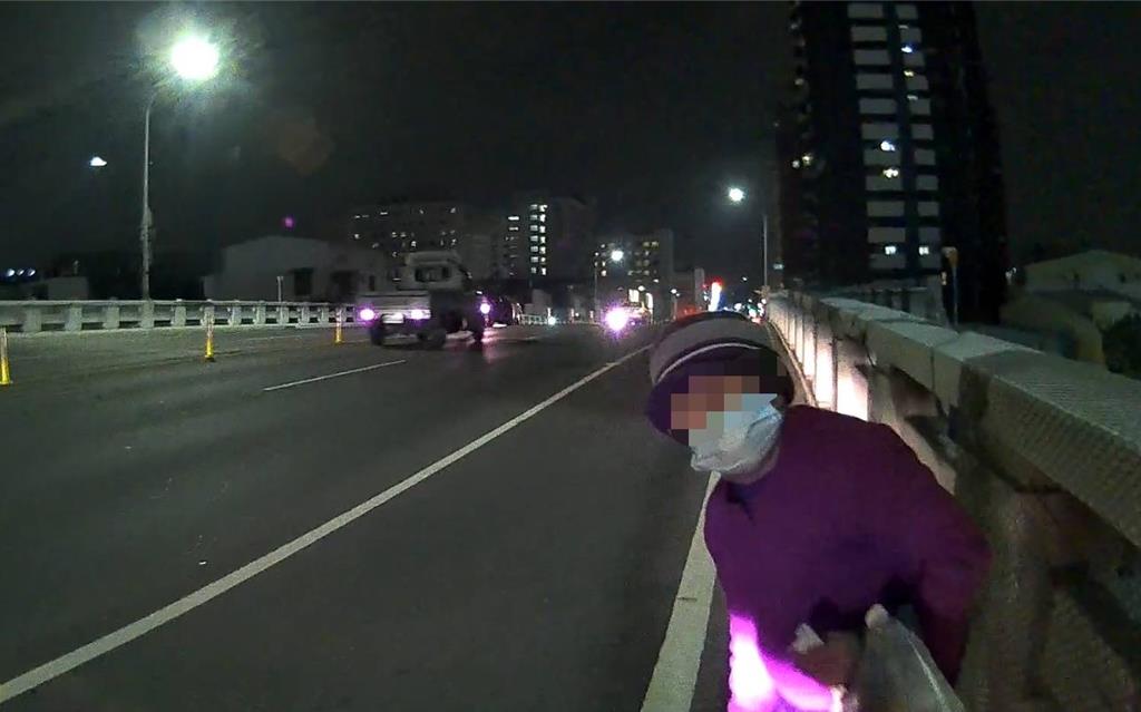 阿嬤獨坐車水馬龍陸橋上 背後有洋蔥