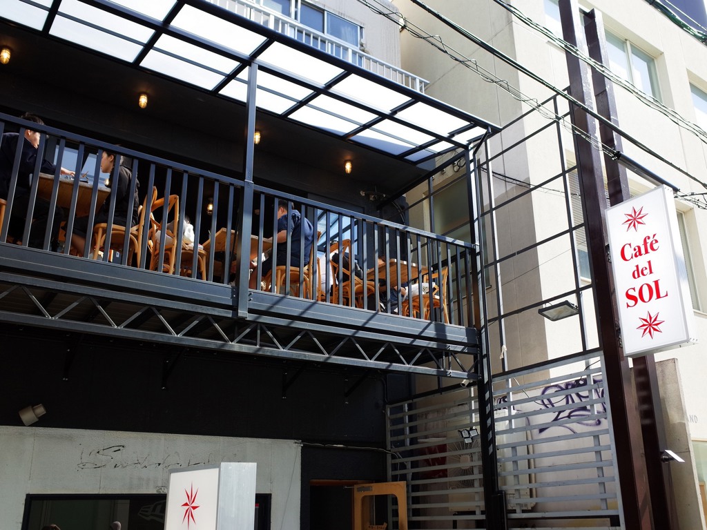 福岡人氣第一鬆餅的Cafe del SOL，隱藏在巷弄裡的低調建物二樓。(東尼叔 攝)