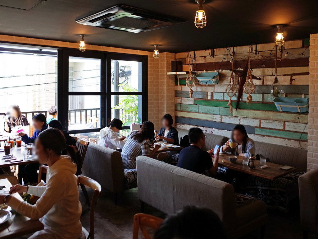 排隊人氣鬆餅店Café del SOL，空間雖寬敞但經常大排長龍。(東尼叔 攝)