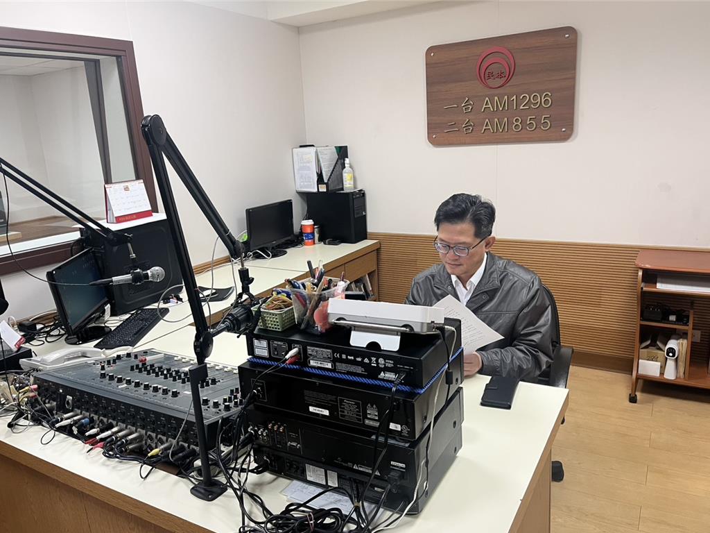 萬華分局分局長陳勇華為確保農曆春節治安平穩，於民國115年春節前夕，親自前往民本廣播電台錄製宣導內容。（萬華分局提供）