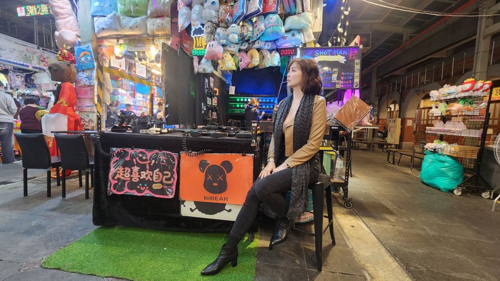 士林夜市人潮大減! 槍店「E級辣闆娘」的斜槓人生