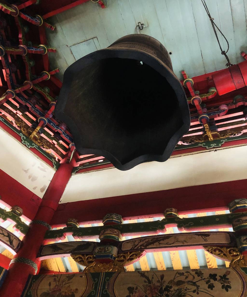 龍山寺的百年銅鐘。(施景耀 攝)