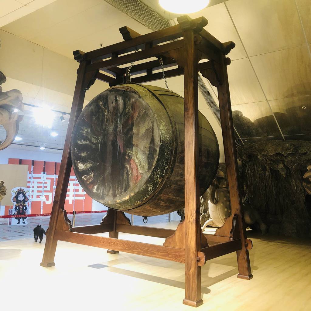 退役的龍山寺百年大鼓。(施景耀 攝)
