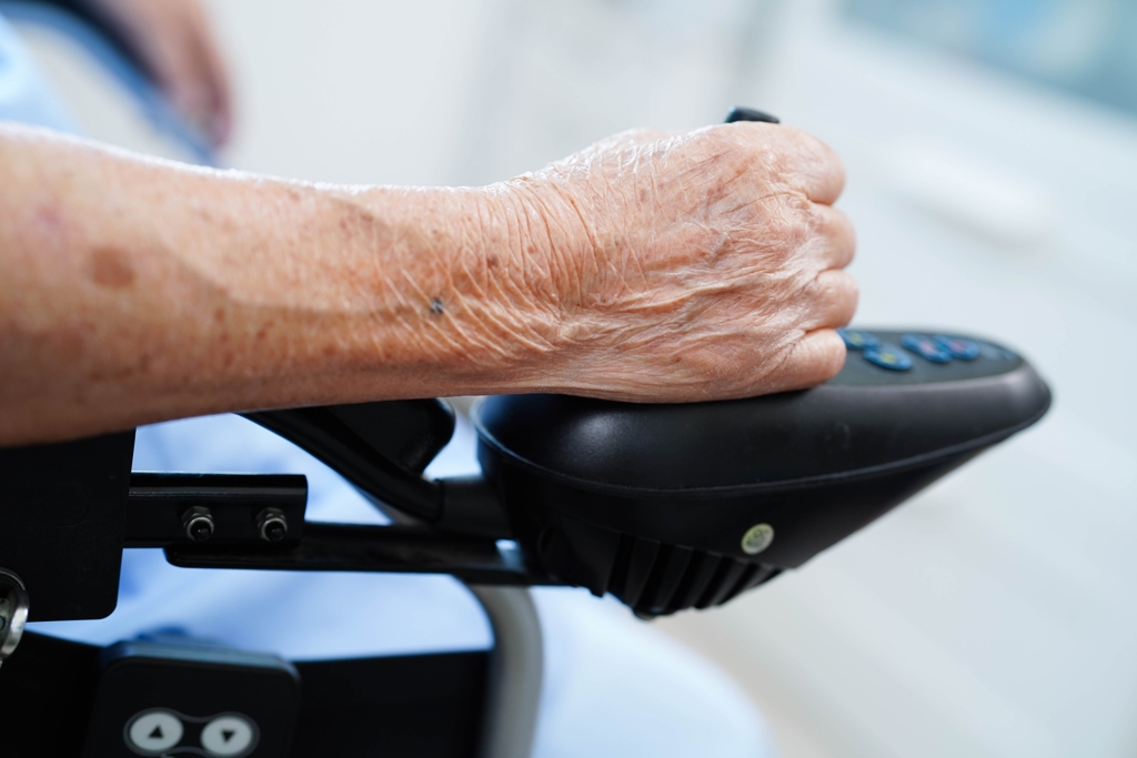 全家離世僅剩她!高雄女獨自守護失智父 官司揭年老心酸