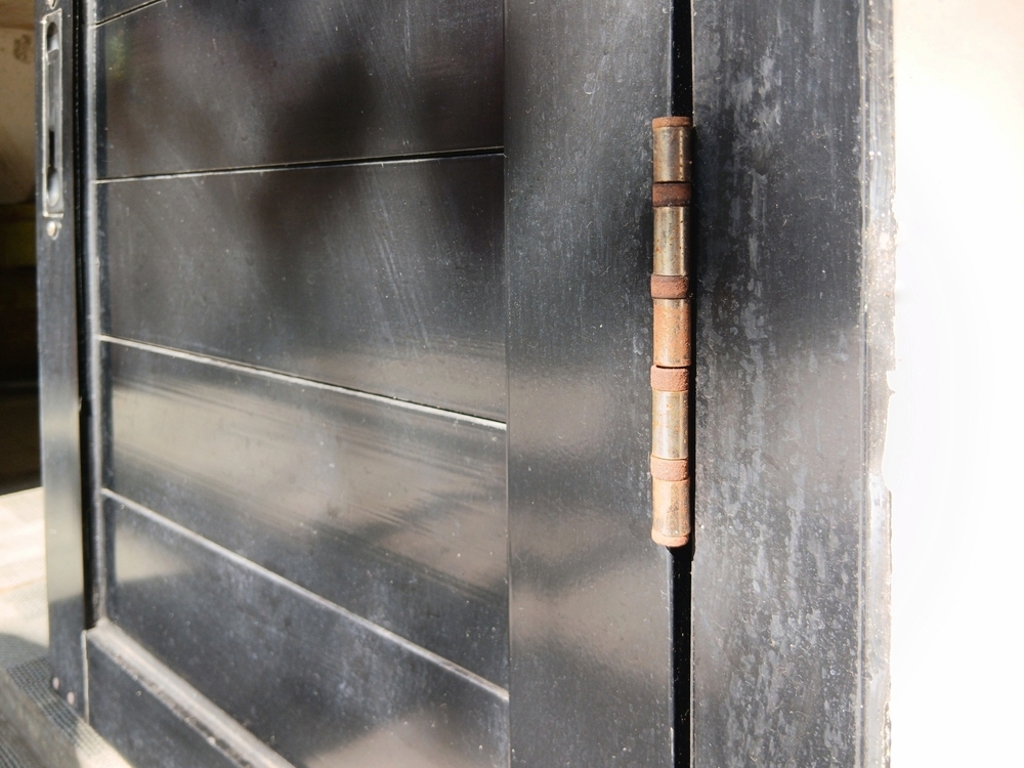 內行網友表示，浴室水垢可用檸檬酸加水輕鬆解決，只要噴灑在水垢處，等待幾分鐘就能輕鬆刷掉。（圖：shutterstock／達志）
