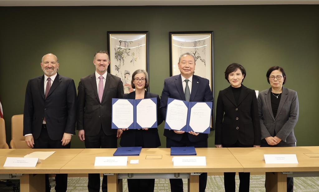 台美雙方於美東時間2月12日簽署台美對等貿易協定後合影。左起為美國商務部盧特尼克（Howard Lutnick）部長、美國貿易代表葛里爾（Jamieson Greer）大使、美國在台協會（AIT）華盛頓總部執行理事藍鶯（Ingrid Larson）、駐美代表處俞大㵢、行政院副院長鄭麗君、行政院政務委員楊珍妮。（圖／行政院提供）