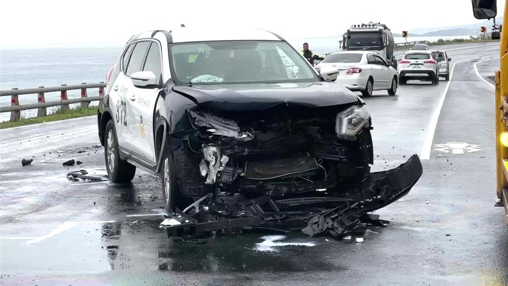 台11線長濱永福部落前3車連環撞 驚見警車與民車對撞