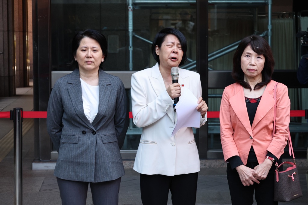 柯文哲力挺李貞秀 她質疑:到底哪個專業讓民眾黨違法也要提