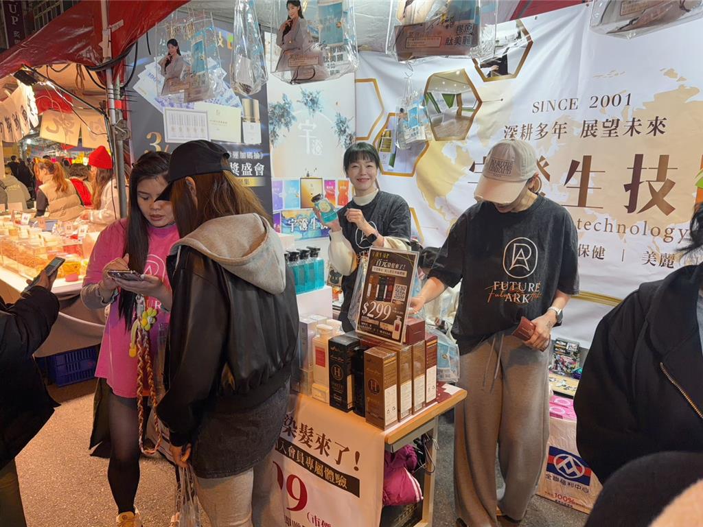 台中天津路年貨大街買氣爆棚 品牌祭多重回饋成熱門打卡攤位
