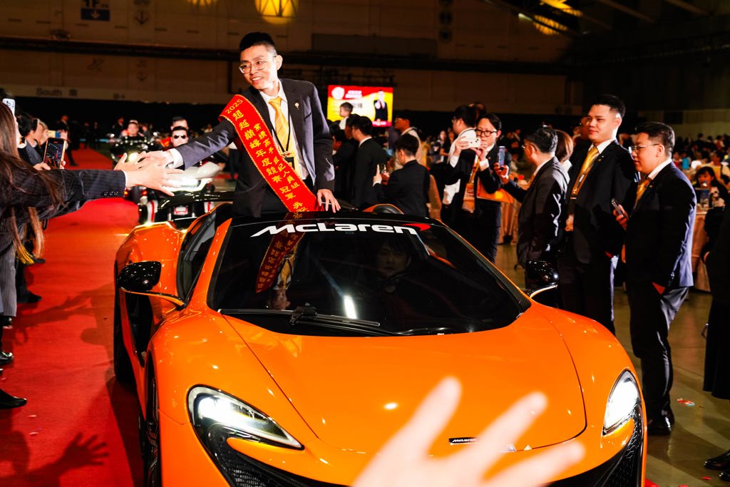 永慶房屋業績冠軍吳政陽乘坐千萬超跑登場，他2025年業績直創下加入永慶12年來次佳紀錄。他分享，永慶房屋「誠實房仲」形象深植人心，客戶指名度高。 (圖/永慶房產集團提供)