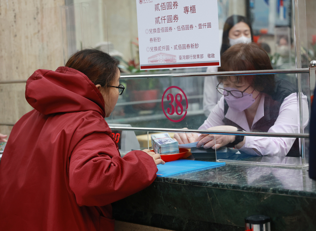 超商店員超討厭新鈔 收到先揉成球!原因掀1.9萬人共鳴