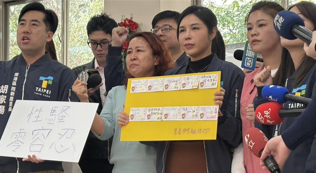 台北市萬華區華江里里長洪佳君(左三)日前指控,遭地方長期擔任管理公共事務的前輩大哥性騷擾,被強行擁抱、按摩。(邱芊攝)