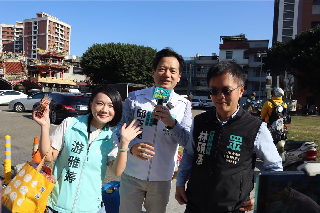 邱臣遠竹北市場掃街 重現「卡位大戰」畫面