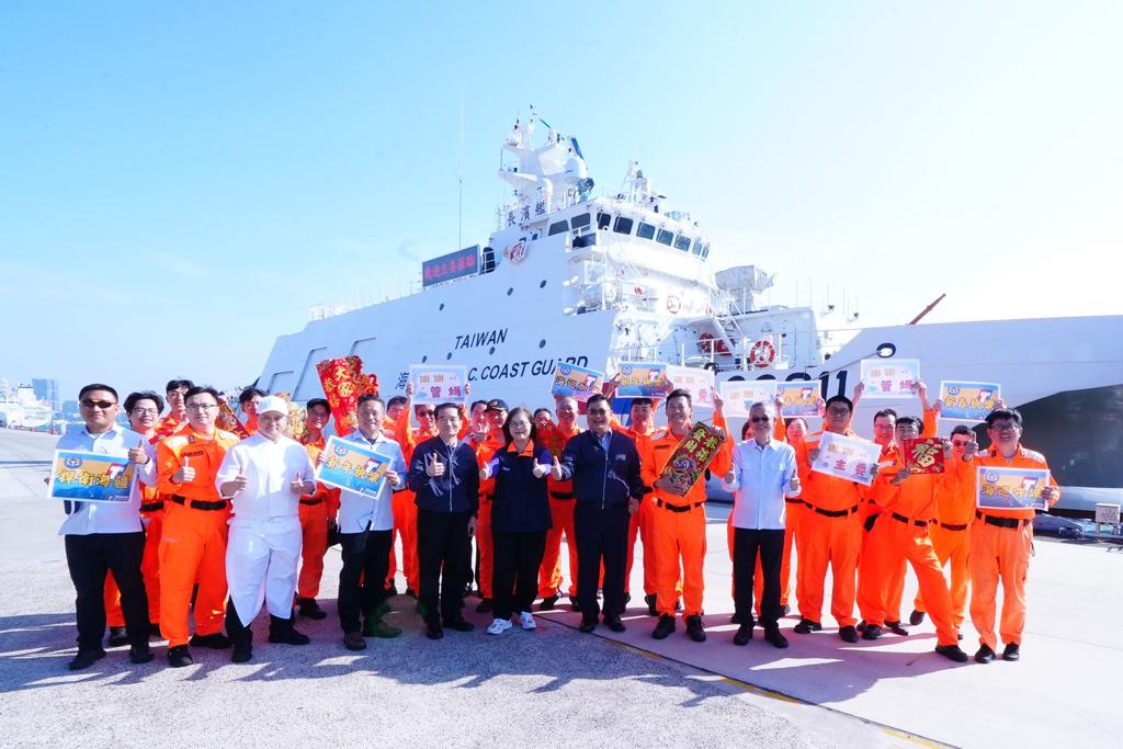 管碧玲登長濱艦 感謝海巡守護國家
