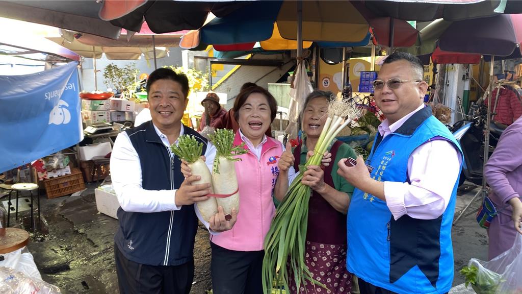 年假首日楊瓊瓔掃街人氣旺 攤商送菜頭、青蒜祝凍蒜