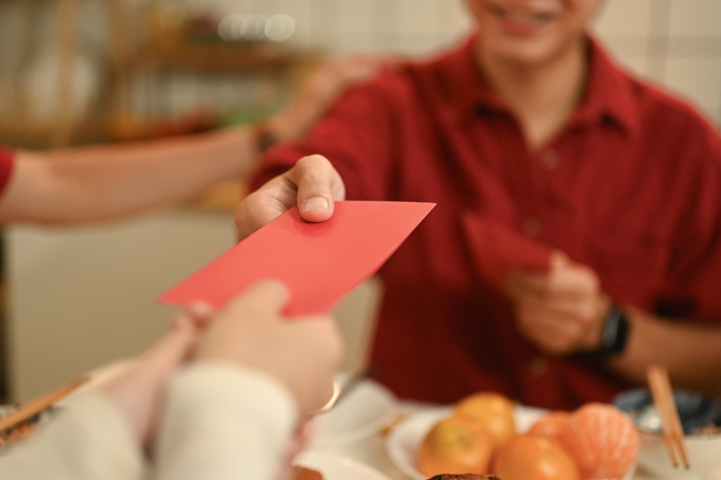 剛出社會「給爸媽紅包要多少」?過來人:愈低愈好