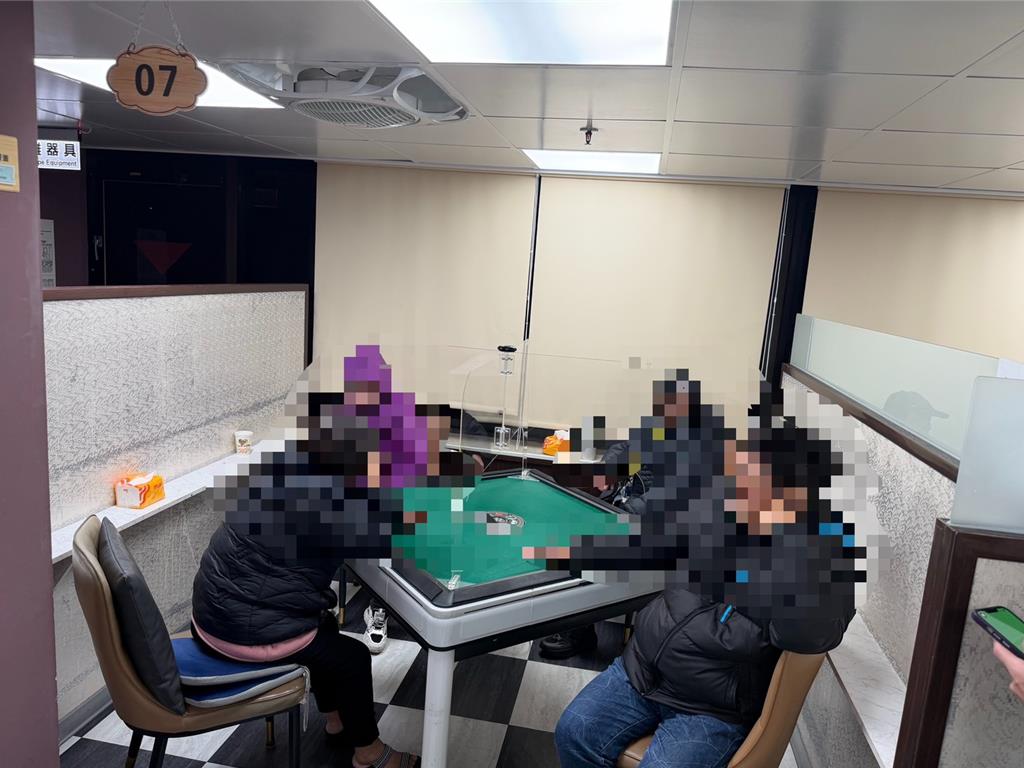 合法掩飾非法 基隆警破獲職業賭場 查扣82萬賭資逮20人