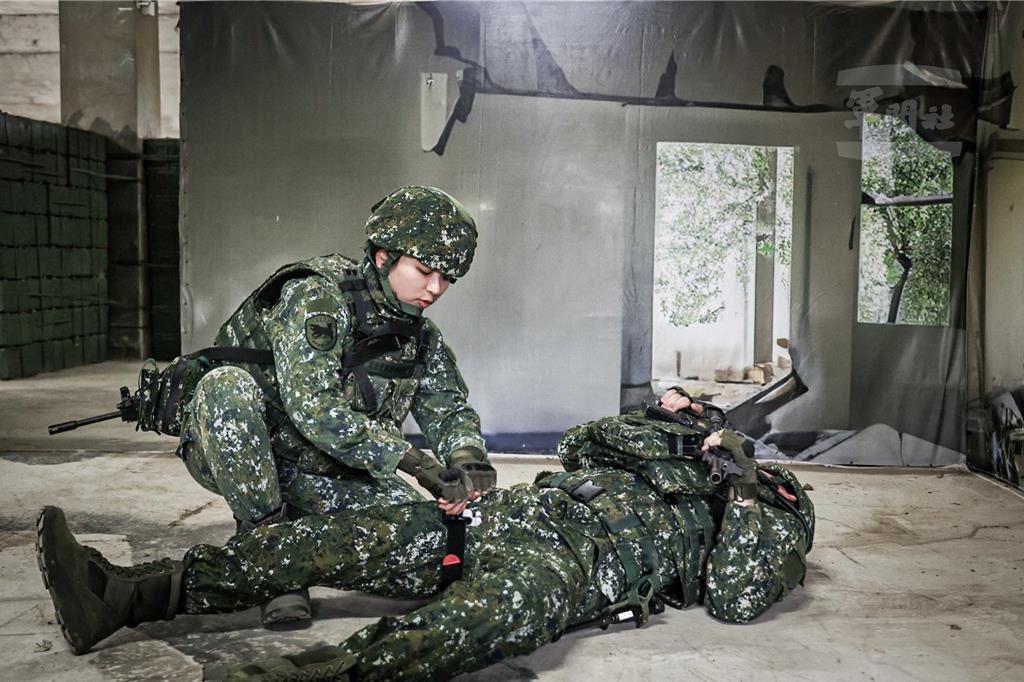 新的一年也要平平安安! 國軍開箱野戰單兵急救包