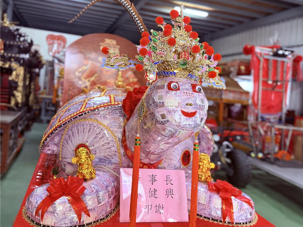 竹南龍鳳宮春節「乞金龜」200萬金錢龜王吸睛